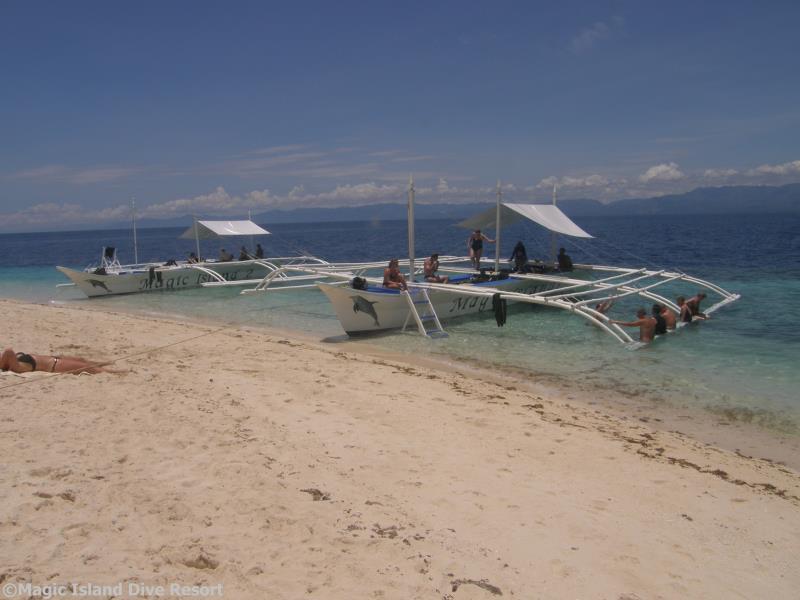 Magic Island Dive Resort Моалбоал Екстериор снимка